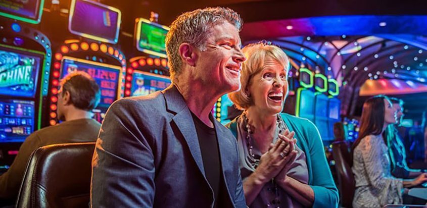 couple-gambling-slots
